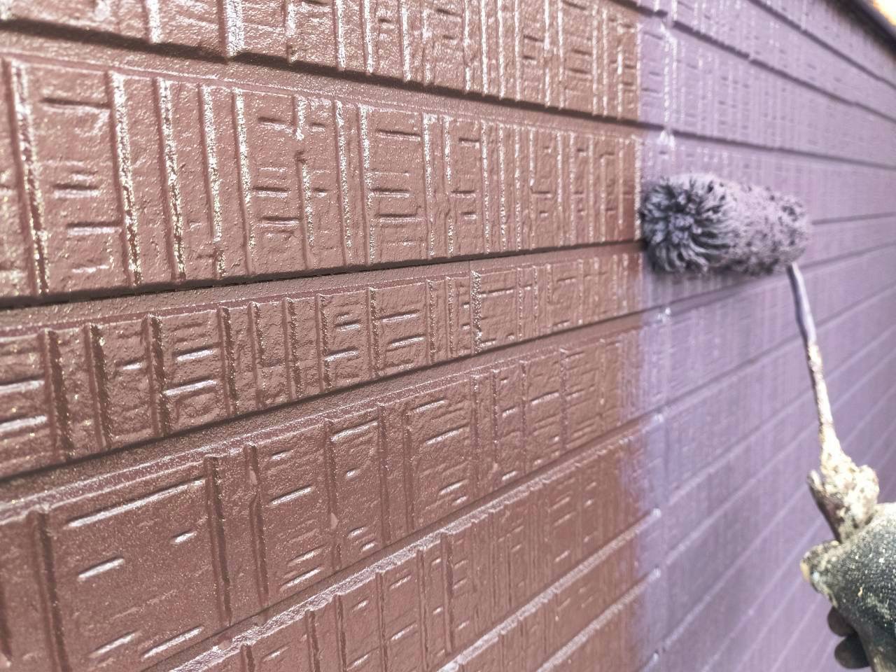 石目調の外壁を塗り替え中